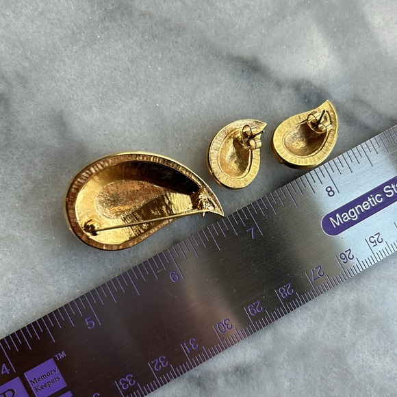 Avon brooch and matching earrings paisley shape enamel goldtone vintage set nice - Picture 12 of 14